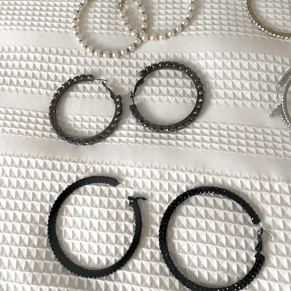 Hoop Earrings Bundle-7 pairs​​​​​​​​​​ - Picture 2 of 3